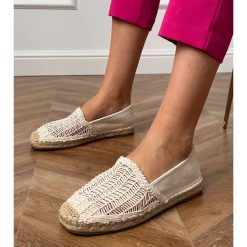 Beżowe espadryle ażurowe na platformie beżowy. Brązowe espadryle damskie w ażurowe wzory, z materiału, bez obcasa, na platformie. Za 81.09 zł.