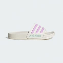 Klapki Adilette Shower. Białe klapki damskie Adidas, bez wzorów, bez obcasa, bez zapięcia. Za 109.00 zł.