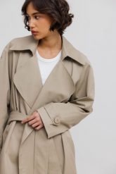 Klasyczny bawełniany trencz w kolorze LIGHT BEIGE - VENICE-S/M. Brązowe płaszcze damskie Marsala, m, bez wzorów, z bawełny, bez kaptura. Za 1,299.90 zł.