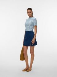 Vero Moda Bluzka w kolorze błękitnym rozmiar: M. Niebieskie bluzki damskie Vero Moda, m, bez wzorów, z koronki, bez kołnierzyka, bez ramiączek. Za 61.17 zł.