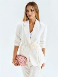 Żakiet z ozdobnym paskiem z różą 3D - kremowy. Białe marynarki i żakiety damskie Sinsay, l, bez wzorów. Za 79.99 zł.