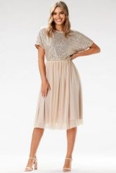 Koktajlowa sukienka rozkloszowana z cekinami i tiulem beż. Brązowe sukienki damskie Awama, bez wzorów, z materiału, eleganckie, bez ramiączek. Za 359.00 zł.