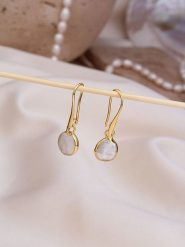 L'Atelier de Gaia Pozłacane kolczyki z masą perłową rozmiar: onesize. Białe kolczyki damskie L'Atelier de Gaia, z perłą, pozłacane, z zapięciem typu bigiel. Za 79.03 zł.