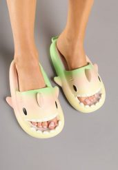 Żółto-Zielone Klapki Piankowe z Motywem Rekina Telovaria. Żółte klapki damskie Born2be, bez wzorów, z otwartym noskiem, bez obcasa, bez zapięcia. Za 39.99 zł.