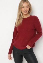 Bordowy Sweter Ozdobiony Motywem Serc Unisae. Czerwone swetry klasyczne damskie Born2be, l, z jeansu, bez kołnierzyka. Za 79.99 zł.