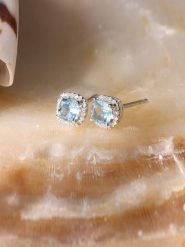 DIAMANTA Złote kolczyki-wkrętki "Popi Coussin Topaze Bleue" z diamentami rozmiar: onesize. Niebieskie kolczyki damskie DIAMANTA, z diamentem, złote. Za 1,652.99 zł.