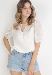 Biała Bluzka z Ozdobnym Dekoltem i Guzikami Trelia. Białe bluzki damskie Born2be, m, bez wzorów, z jedwabiu, eleganckie, bez kołnierzyka, bez ramiączek. Za 99.99 zł.