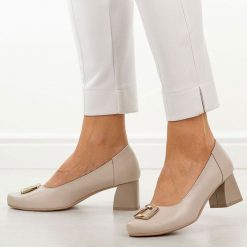 Beżowe skórzane Polskie czółenka damskie Deoni D667. Brązowe czółenka damskie Deoni, bez wzorów, z materiału, z okrągłym noskiem, bez obcasa, na obcasie. W wyprzedaży za 386.10 zł.