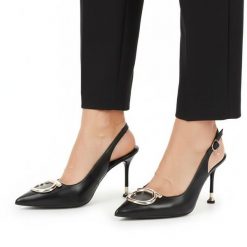 Czółenka damskie Chebello, cholewka ze skóry naturalnej z odkrytą piętą i smukłym noskiem ozdobione metaliczną klamrą osadzone na cienkim obcasie pod. Czarne czółenka damskie CheBello, z aplikacjami, ze skóry, bez obcasa, na obcasie. Za 539.00 zł.