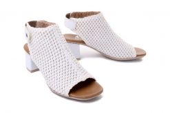 RIEKER 64772-80 white, sandały damskie. Białe sandały damskie Rieker, bez wzorów, bez obcasa, na obcasie, bez zapięcia. Za 144.95 zł.