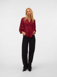 Vero Moda Bluzka w kolorze bordowym rozmiar: XS. Czerwone bluzki damskie Vero Moda, xs, bez wzorów, bez kołnierzyka, bez ramiączek. Za 114.95 zł.