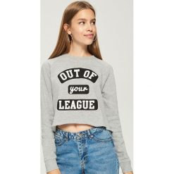 Krótka bluza - Jasny szar. Szare bluzy damskie Sinsay. W wyprzedaży za 19.99 zł.