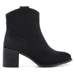 Kowbojki Jenny Fairy. Czarne botki damskie Jenny Fairy, bez obcasa, na słupku, bez zapięcia. Za 139.99 zł.