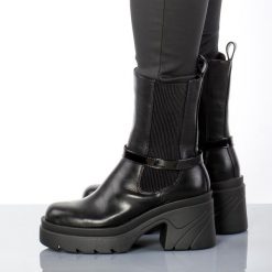 Czarne botki damskie zimowe Jezzi 2165-3 Pu. Czarne botki damskie Jezzi, na zimę, ze skóry, bez obcasa, na platformie, bez zapięcia. Za 249.00 zł.