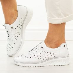 Białe skórzane ażurowe półbuty damskie Filippo Dp6714/26. Białe półbuty damskie Filippo, na jesień, w ażurowe wzory, z jeansu, z okrągłym noskiem, bez obcasa, na koturnie, bez zapięcia. W wyprzedaży za 192.72 zł.