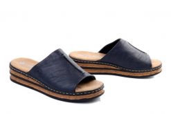 RIEKER 62905-14 blue, klapki damskie. Niebieskie klapki damskie Rieker, bez wzorów, bez obcasa, na koturnie, bez zapięcia. Za 202.93 zł.