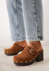 Brązowe Klapki Chodaki na Słupku z Imitacji Drewna Zdobione Nitami i Sprzączką Salona. Brązowe klapki damskie Born2be, z aplikacjami, bez obcasa, na obcasie, bez zapięcia. Za 109.99 zł.