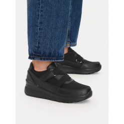 Półbuty Go Soft. Czarne czółenka damskie GO SOFT, bez wzorów, bez obcasa, na koturnie. Za 149.99 zł.
