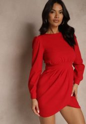 Czerwona Sukienka Ozdobiona Bufiastymi Rękawami i Marszczeniem Vedelli. Czerwone sukienki damskie Renee, bez wzorów, eleganckie, bez ramiączek. W wyprzedaży za 107.99 zł.