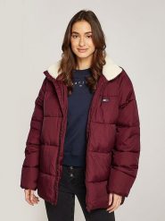 TOMMY JEANS Kurtka zimowa w kolorze bordowym rozmiar: M. Czerwone kurtki damskie Tommy Jeans, na zimę, m, bez wzorów, z jeansu, bez kaptura. Za 505.13 zł.