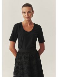 TATUUM Koszulka "Rofina" w kolorze czarnym rozmiar: XXL. Czarne bluzki damskie TATUUM, xxl, bez wzorów, bez kołnierzyka, bez ramiączek. Za 84.01 zł.