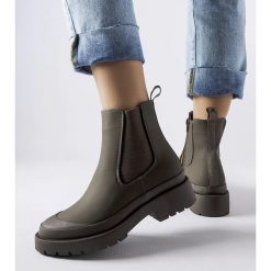 Zielone botki damskie Detis. Zielone botki damskie na zimę, ze skóry ekologicznej, eleganckie, bez obcasa, na obcasie, bez zapięcia. Za 93.56 zł.