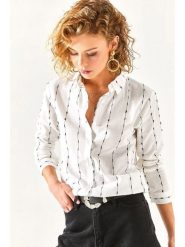 Olalook Bluzka w kolorze białym rozmiar: L. Białe bluzki damskie Olalook, l, bez wzorów, z bawełny, bez kołnierzyka, bez ramiączek. Za 104.64 zł.