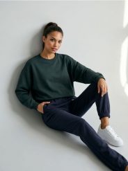 Dresowe spodnie jogger z napisem MICHIGAN - granatowy. Niebieskie spodnie sportowe damskie Sinsay, l, bez wzorów, z dresówki. Za 29.99 zł.