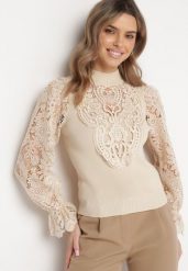 Beżowa Bluzka z Półgolfem w Stylu Retro Bogato Zdobiona Ażurową Koronką Kallioma. Brązowe bluzki damskie Born2be, z aplikacjami, z koronki, retro, bez kołnierzyka, bez ramiączek. Za 109.99 zł.