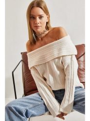 Bianco Lucci Sweter w kolorze kremowym rozmiar: onesize. Brązowe swetry klasyczne damskie Bianco Lucci, ze splotem, bez kołnierzyka. Za 86.99 zł.