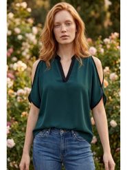 SOULSHAE Bluzka w kolorze zielonym rozmiar: S/M. Zielone bluzki damskie SOULSHAE, m, bez wzorów, z wiskozy, bez kołnierzyka, bez ramiączek. Za 119.95 zł.