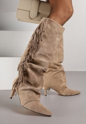 Ciemnobeżowe Marszczone Kozaki z Imitacji Zamszu na Niskiej Szpilce z Frędzlami Linonra. Brązowe kozaki damskie Born2be, na zimę, z jeansu, bez obcasa, na obcasie, bez zapięcia. Za 189.99 zł.