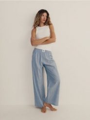 Dwuczęściowa piżama z bawełny - granatowy. Niebieskie piżamy damskie Reserved, bez wzorów, z bawełny, bez ramiączek. W wyprzedaży za 99.99 zł.