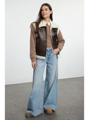 Trendyol Kamizelka w kolorze ciemnobrązowym ze skóry syntetycznej rozmiar: M. Brązowe kamizelki damskie Trendyol, m, bez wzorów, ze skóry, bez kaptura. Za 130.99 zł.