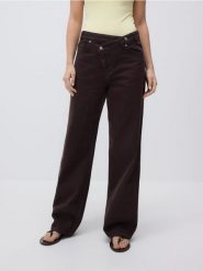 Jeansy wide leg z asymetrycznym zapięciem - brązowy. Brązowe jeansy damskie Reserved, z podwyższonym stanem. W wyprzedaży za 59.99 zł.
