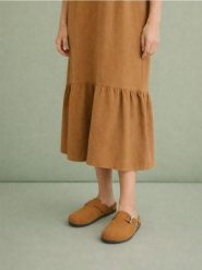 Klapki z klamrą z imitacją zamszu - brązowy. Brązowe klapki damskie Sinsay, bez wzorów, bez obcasa, bez zapięcia. Za 49.99 zł.