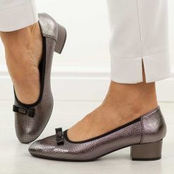 Srebrne ażurowe czółenka damskie na obcasie M.Daszyński Sa200-17. Szare czółenka damskie M.Daszyński, z aplikacjami, z materiału, bez obcasa, na obcasie. Za 179.00 zł.