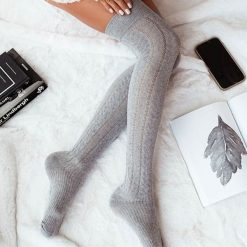 Szare ażurowe zakolanówki z warkoczem 223. Szare pończochy i pasy Milena, w ażurowe wzory, z bawełny. Za 29.00 zł.