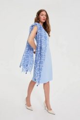 Szal z frędzlami błękitny. Niebieskie szaliki damskie MOODO, bez wzorów, z poliesteru. Za 49.99 zł.