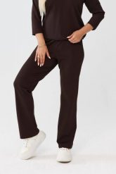 Czekoladowe spodnie Florina - prosta nogawka i kieszenie po bokach PLUS SIZE XXL OVERSIZE JESIEŃ. Brązowe spodnie materiałowe damskie Moda Size Plus Iwanek, bez wzorów, z nylonu, krótkie. Za 189.90 zł.