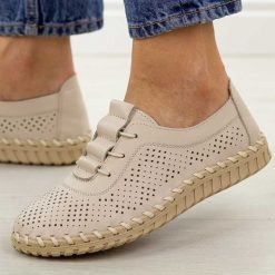 Beżowe ażurowane skórzane półbuty damskie T.Sokolski w26-47. Brązowe półbuty damskie Sokolski, na jesień, bez wzorów, z jeansu, bez obcasa, na płaskiej podeszwie, bez zapięcia. Za 259.00 zł.