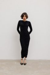 Długa sukienka z marszczeniami w kolorze TOTALLY BLACK - GAJA-S. Czarne sukienki damskie Marsala, bez wzorów, z elastanu, eleganckie, bez ramiączek. Za 429.90 zł.