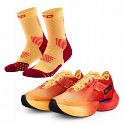 Zestaw biegacza: damskie buty sportowe i skarpety biegowe. Brązowe obuwie sportowe casual damskie CEP, bez wzorów. Za 907.20 zł.