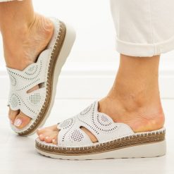 Białe skórzane klapki damskie na koturnie S.Barski 5915. Białe klapki damskie S.BARSKI, bez wzorów, z jeansu, bez obcasa, na koturnie, bez zapięcia. Za 239.00 zł.