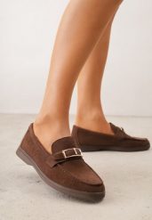 Brązowe Mokasyny Ozdobione Metaliczną Klamrą Murielori. Brązowe mokasyny damskie Renee, z materiału, z okrągłym noskiem, bez obcasa. Za 109.99 zł.