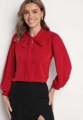 Czerwona Bluzka z Bufiastymi Rękawami i Wiązaniem przy Szyi Gonithra. Czerwone bluzki damskie Born2be, bez wzorów, z jeansu, klasyczne, bez kołnierzyka, bez ramiączek. Za 79.99 zł.