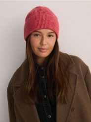 Czapka beanie - fuksja. Czerwone czapki damskie Reserved, bez wzorów. W wyprzedaży za 25.99 zł.