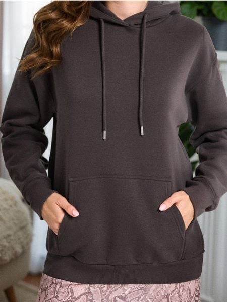 Gładka bluza z kapturem basic - szary. Szare bluzy damskie Sinsay, l, bez wzorów, z kapturem. Za 39.99 zł.