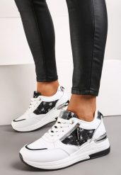 Biało-Czarne Sneakersy na Koturnie z Metaliczną Wstawką i Suwakiem Dalinxa. Białe obuwie sportowe damskie Born2be, z jeansu, bez zapięcia. Za 99.99 zł.