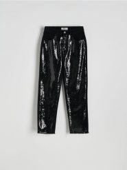 Jeansy mom fit z cekinami - czarny. Czarne jeansy damskie Reserved. W wyprzedaży za 139.99 zł.